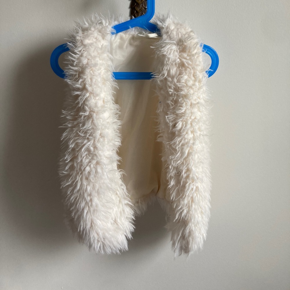 White faux fur girls fashion vest, size 5T
